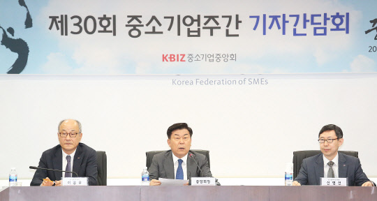 11일 서울 여의도 중소기업중앙회에서 열린 '제30회 중소기업주간 기자간담회'에서 박성택 중소기업중앙회장(가운데)이 중소기업 혁신방안에 대해 말하고 있다.  중기중앙회 제공